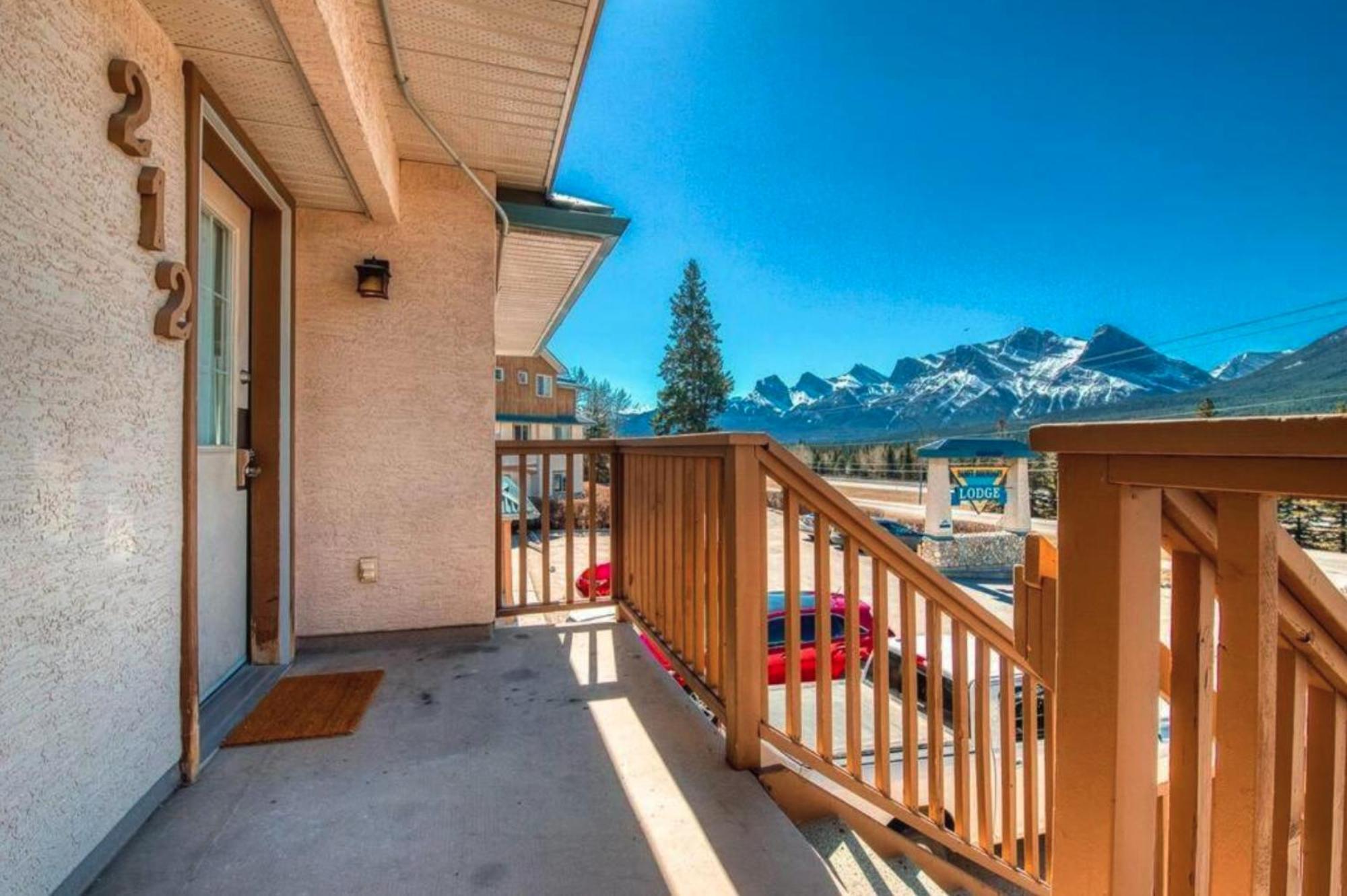 B212 Hot Tub, Ac X3, Parking, 2 Min To Banff Gate Apartment Canmore Exterior photo
