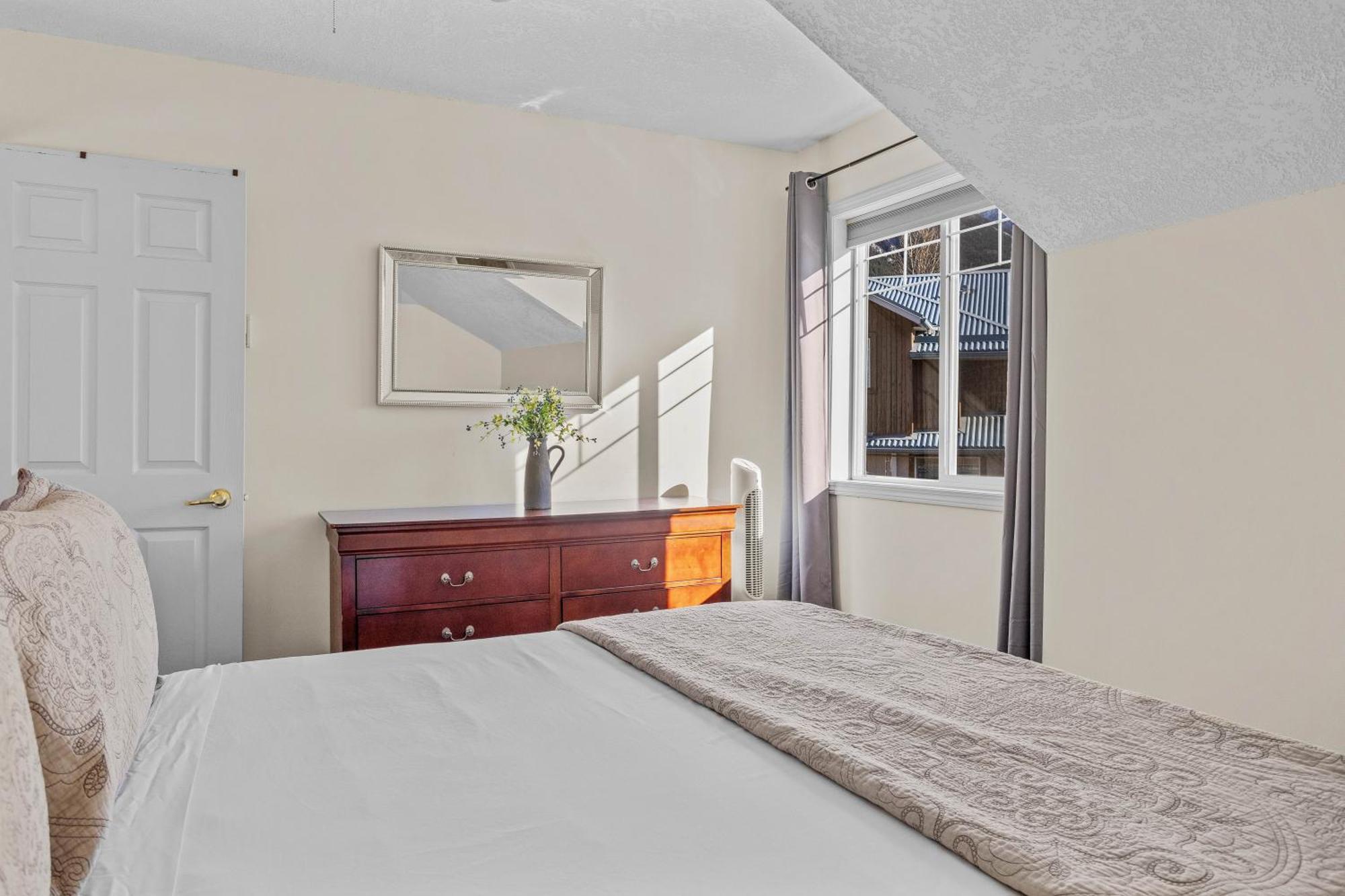 B212 Hot Tub, Ac X3, Parking, 2 Min To Banff Gate Apartment Canmore Exterior photo