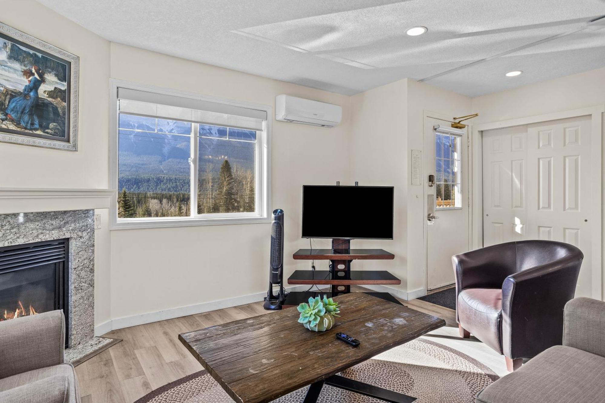 B212 Hot Tub, Ac X3, Parking, 2 Min To Banff Gate Apartment Canmore Exterior photo